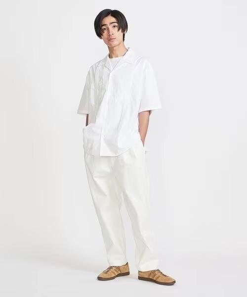白シャツとTシャツのコーデ