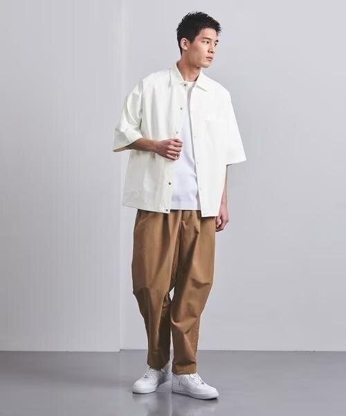 白シャツを羽織った着こなし