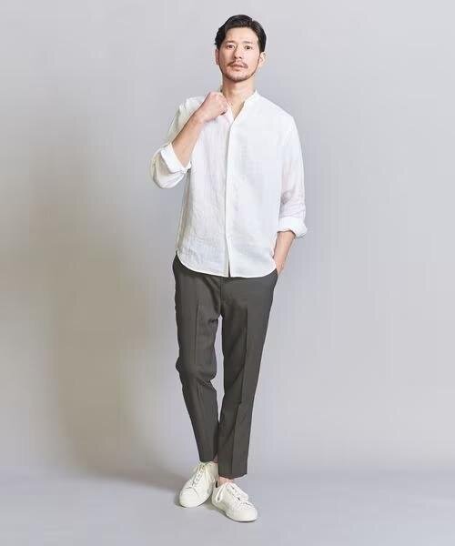 白シャツの袖をまくった着こなし