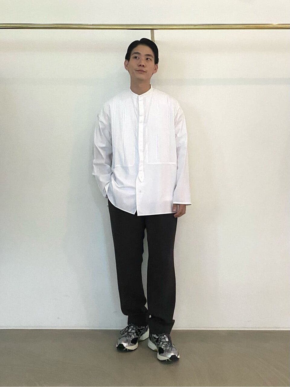 白シャツにダークグレーのテーパードパンツをあわせたメンズコーデ