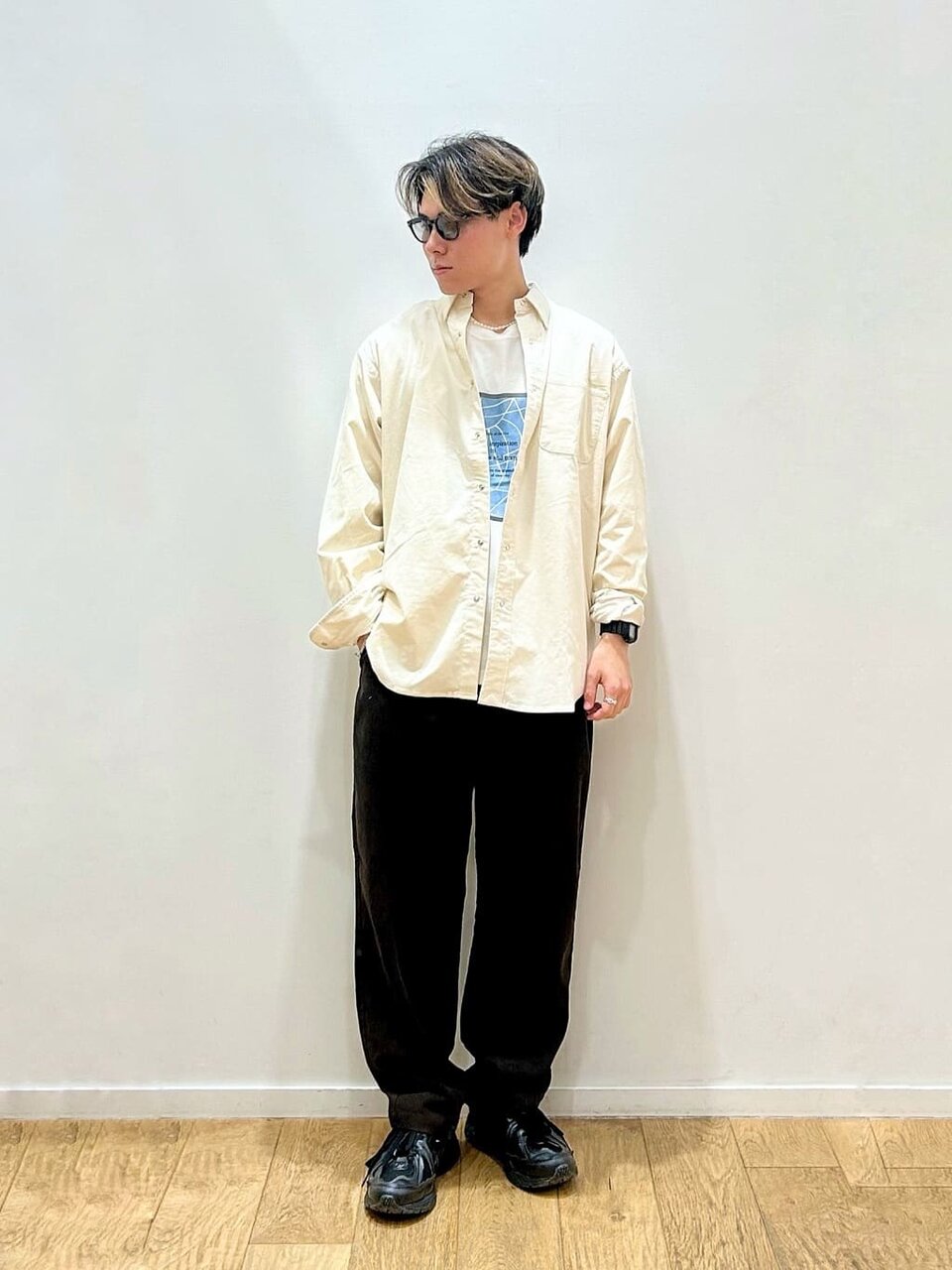 グラフィックTシャツに白シャツを羽織ったメンズコーデ