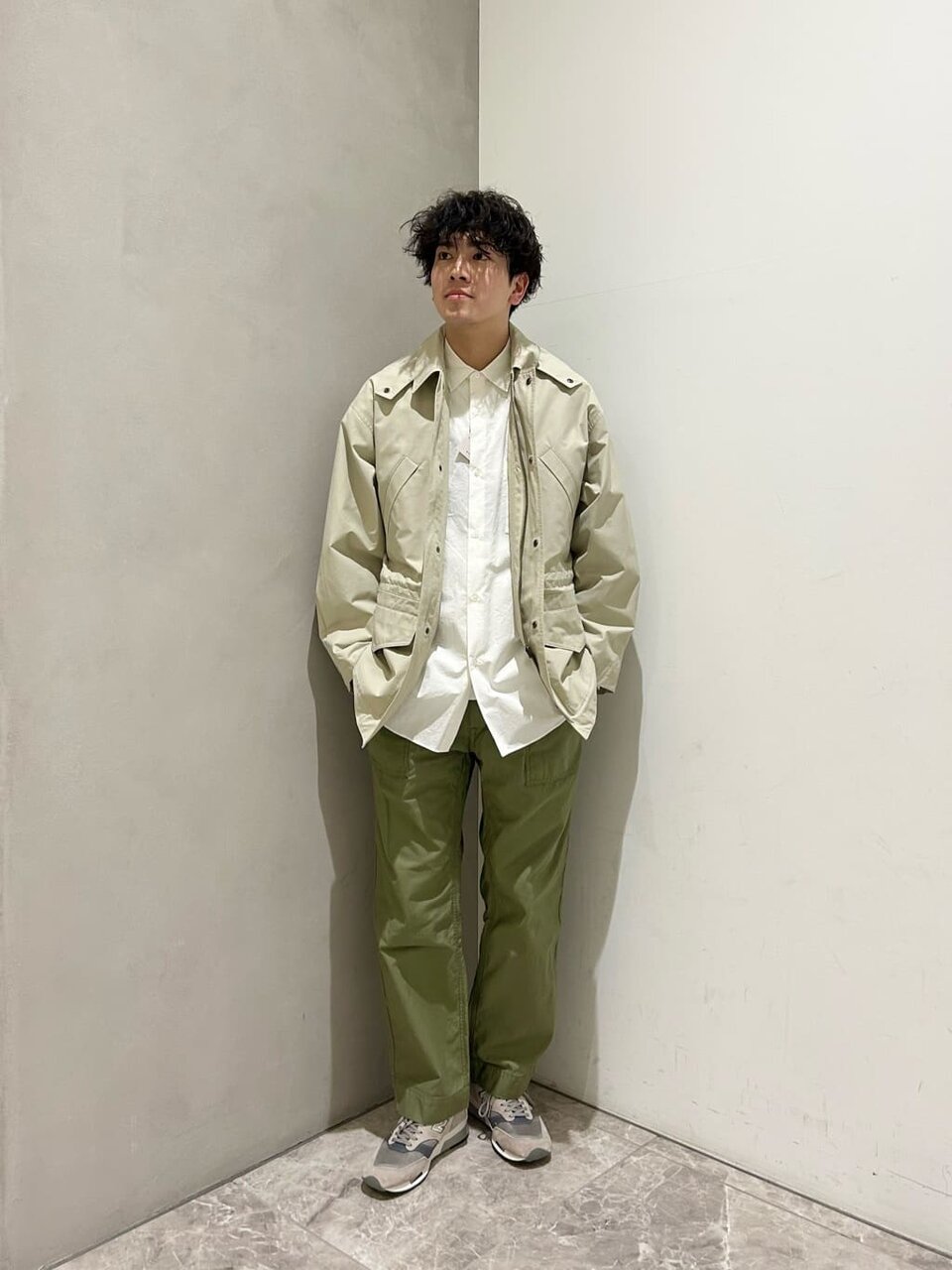 白シャツにマウンテンパーカを羽織ったメンズコーデ