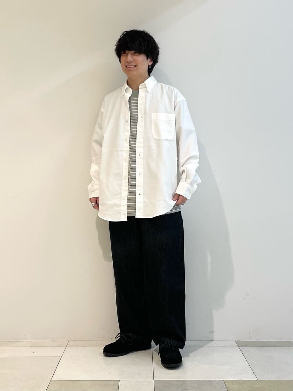 白シャツとワイドパンツのコーデ