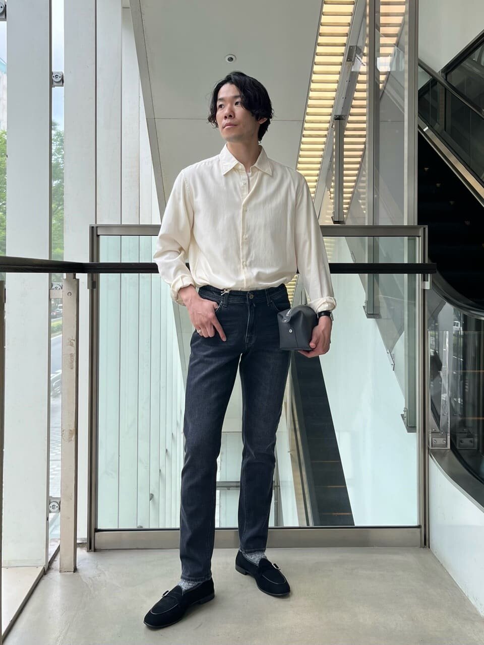白シャツにデニムパンツをあわせた爽やかなきれいめメンズコーデ