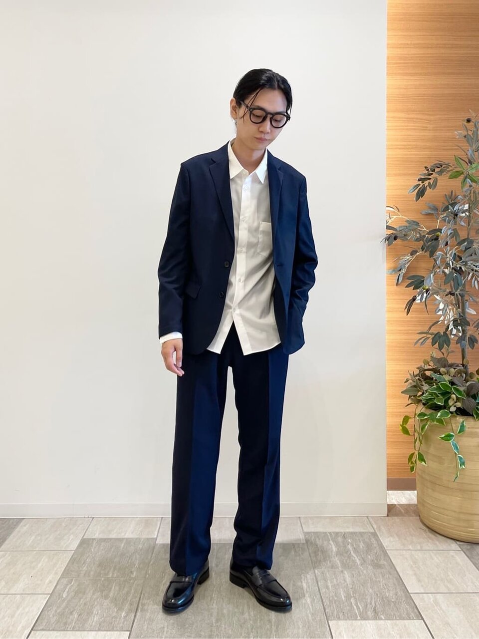ストライプシャツにジャケットをあわせた春のメンズコーデ