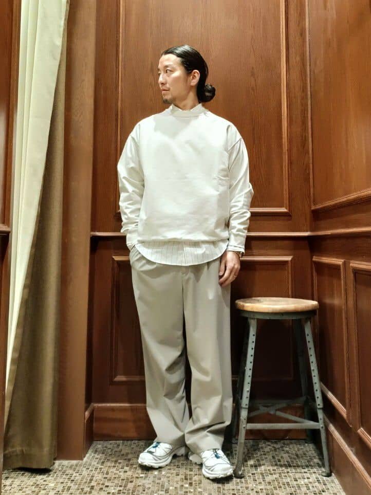 淡いカラーでまとめたカジュアルなメンズコーデ