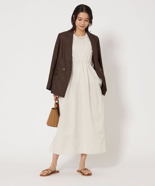 ワンピース×ジャケットの女性