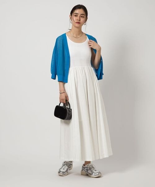 黒のバッグを持った女性