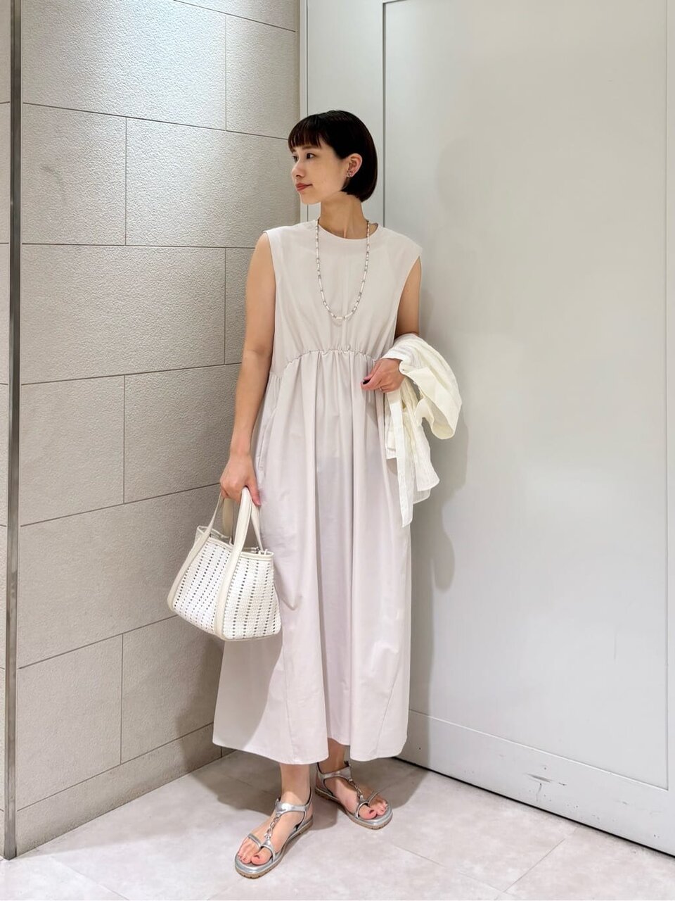 白ワンピース×メッシュバッグのコーデ