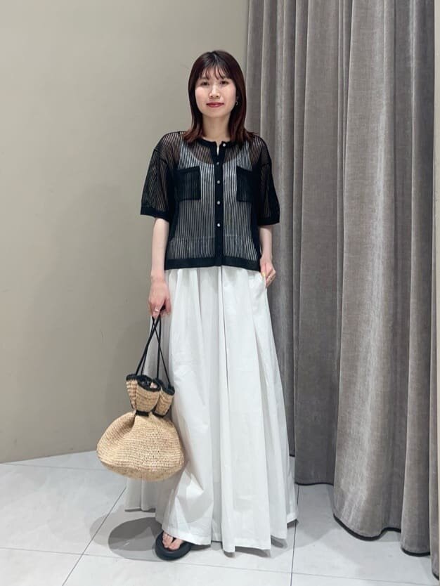 白ワンピース×ニットカーディガンのコーデ