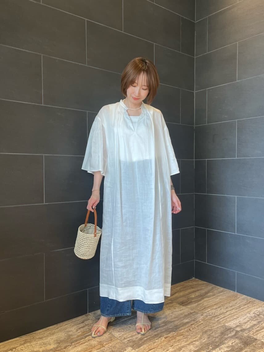 白ワンピース×ワイドデニムパンツのコーデ