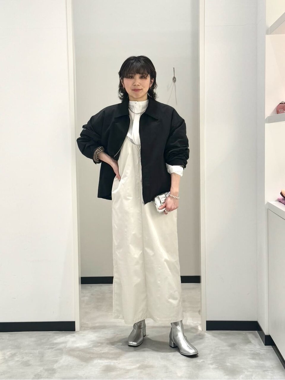 白ワンピース×コーチジャケットのコーデ
