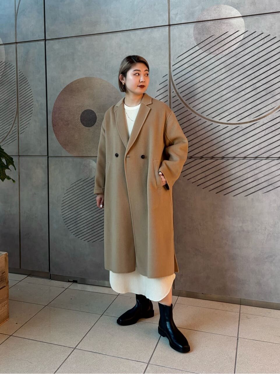白ワンピース×ロングコートのコーデ