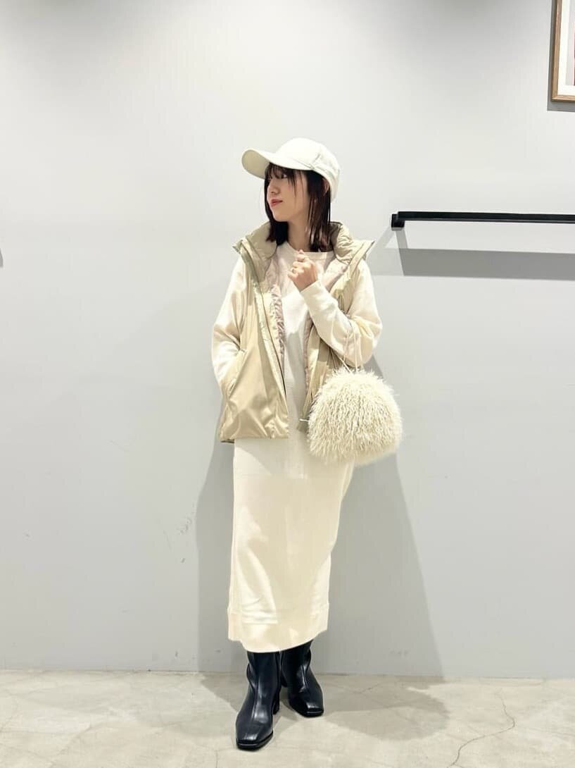 白のワンピース×ベストのコーデ