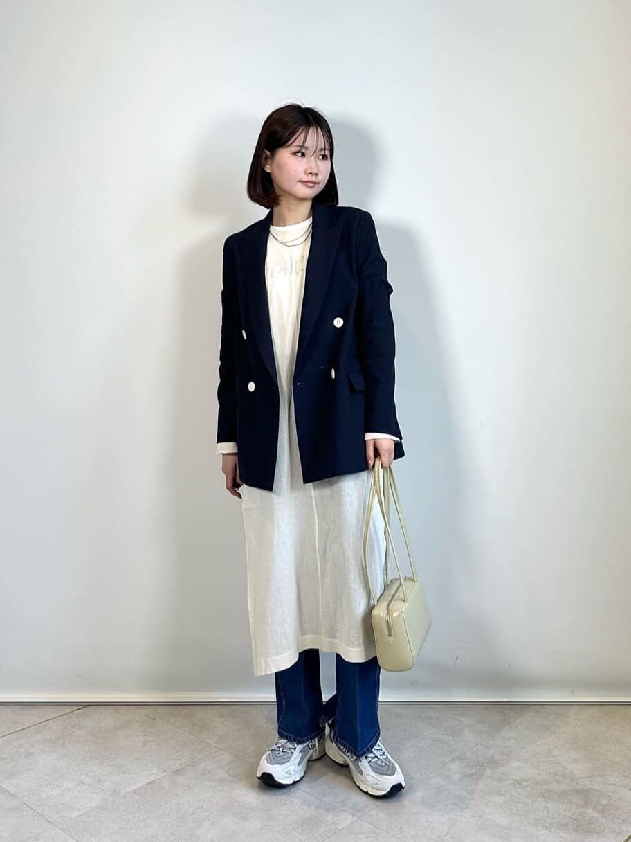 白ワンピース×ジャケットのコーデ