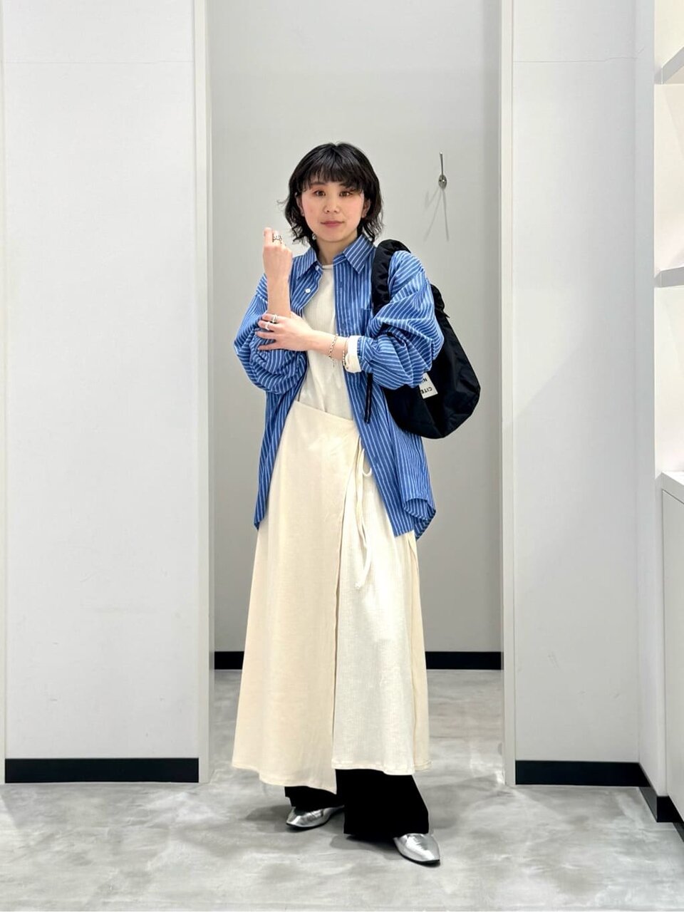 白ワンピース×シャツのコーデ