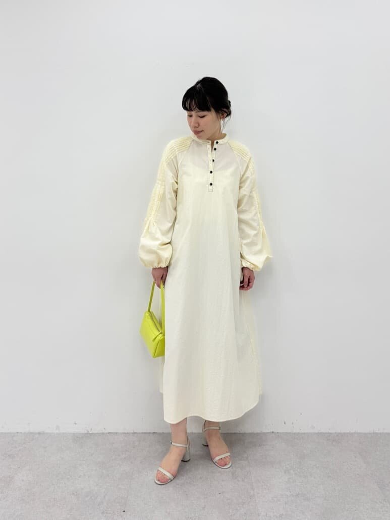 白ワンピース×ミニバッグのコーデ