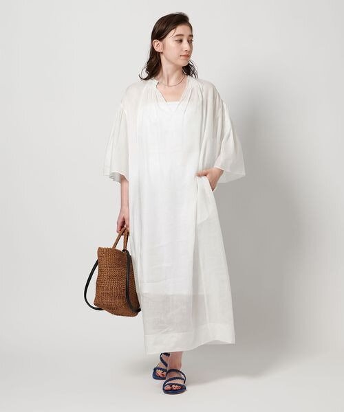 白のワンピースを着た女性