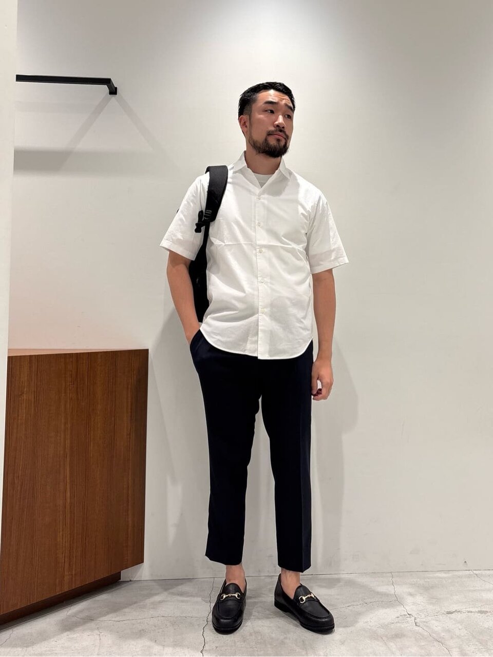 白シャツ×テーパードパンツのコーデ