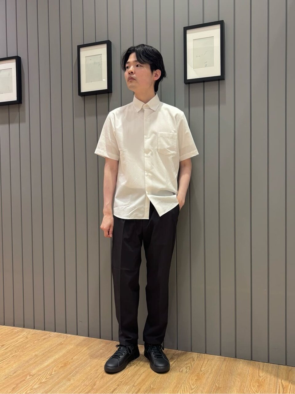 白シャツ×テーパードパンツのコーデ
