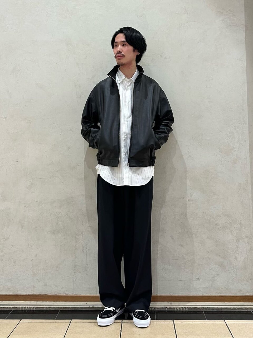  白シャツ×レザーブルゾンのコーデ