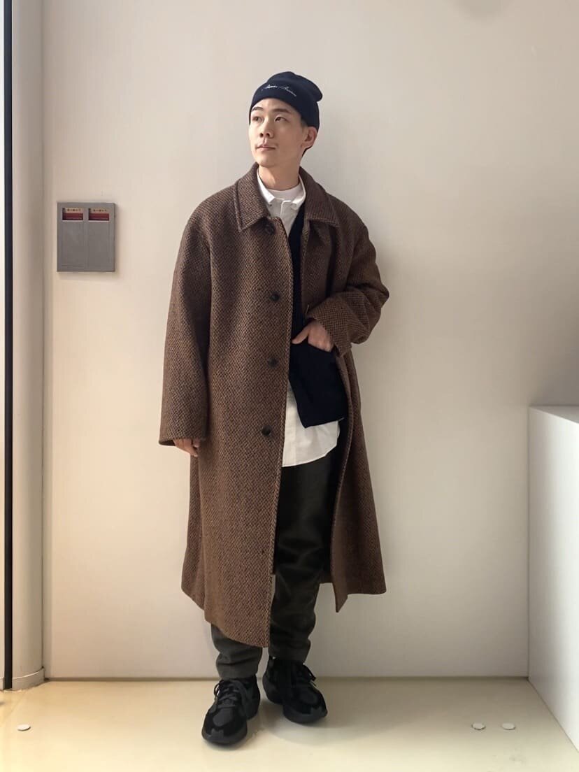 白シャツ×バルマカーンコートのコート