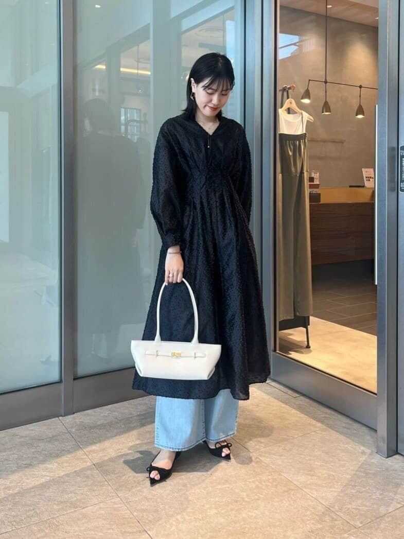 ワンピースにワイドデニムをあわせたコーデ