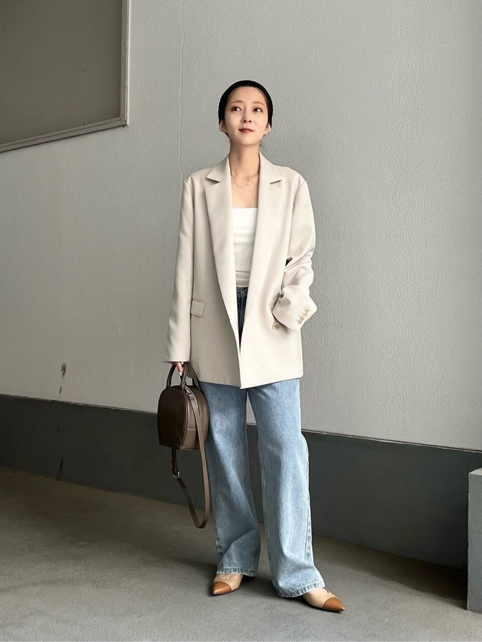 ジャケットにストレートデニムをあわせたコーデ