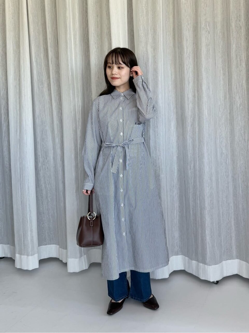 シャツワンピースとフレアデニムをあわせたコーデ