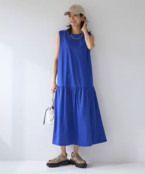 ロイヤルブルーのワンピースを着ている女性