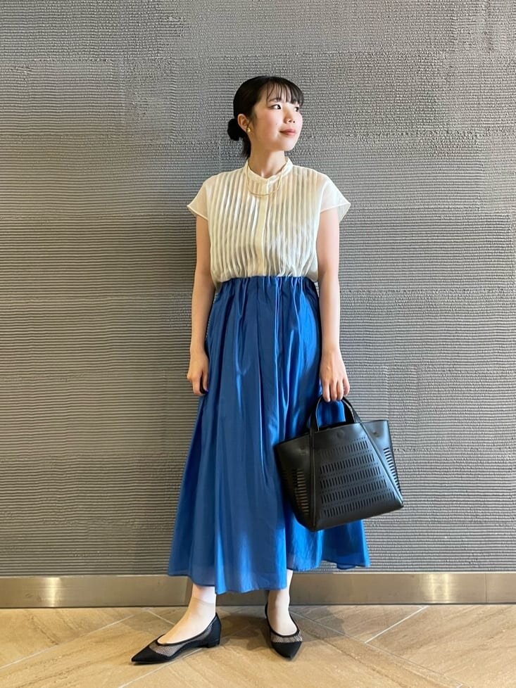 ピンタックブラウス×ギャザースカートのコーデ