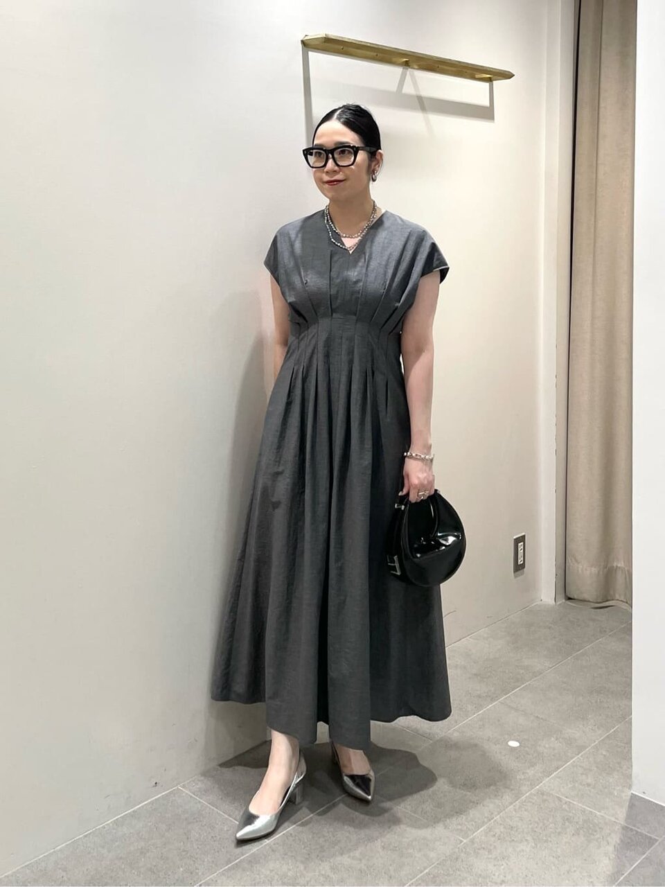 ワンピース×シルバーのパンプス