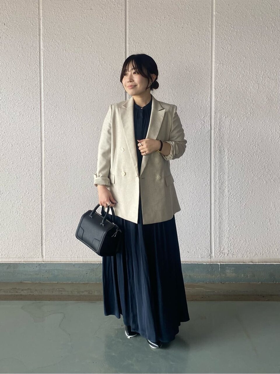 ワンピースにジャケットを羽織った女性