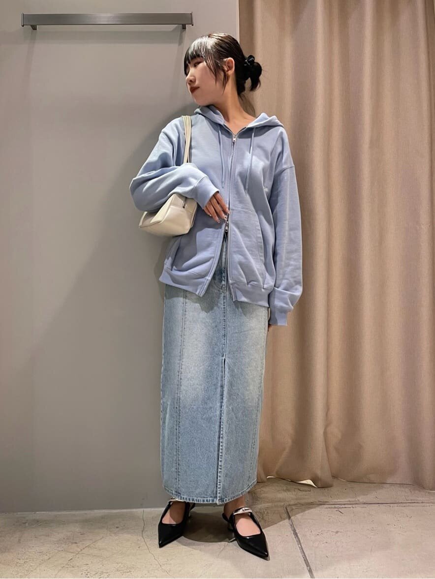 ライトブルーのパーカーを着た女性