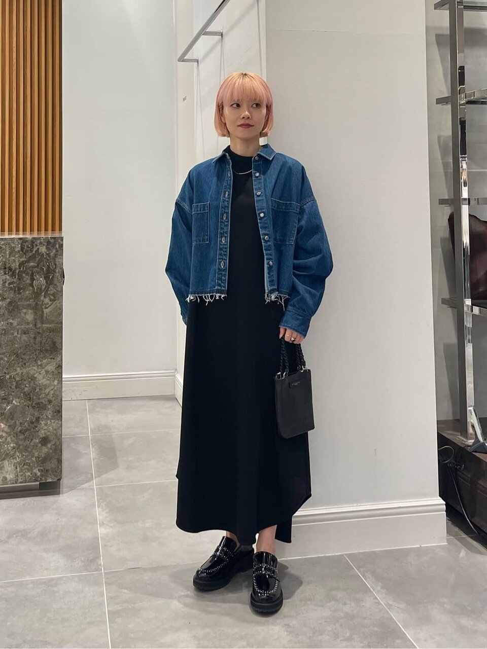 デニムジャケットを着た女性