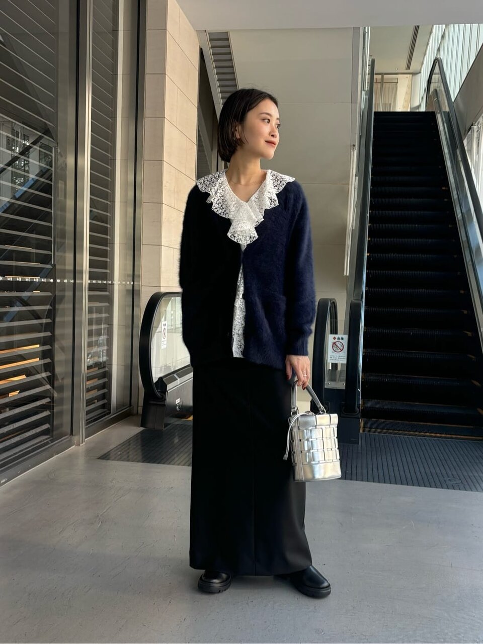 シャツとプリーツスカートを着た女性