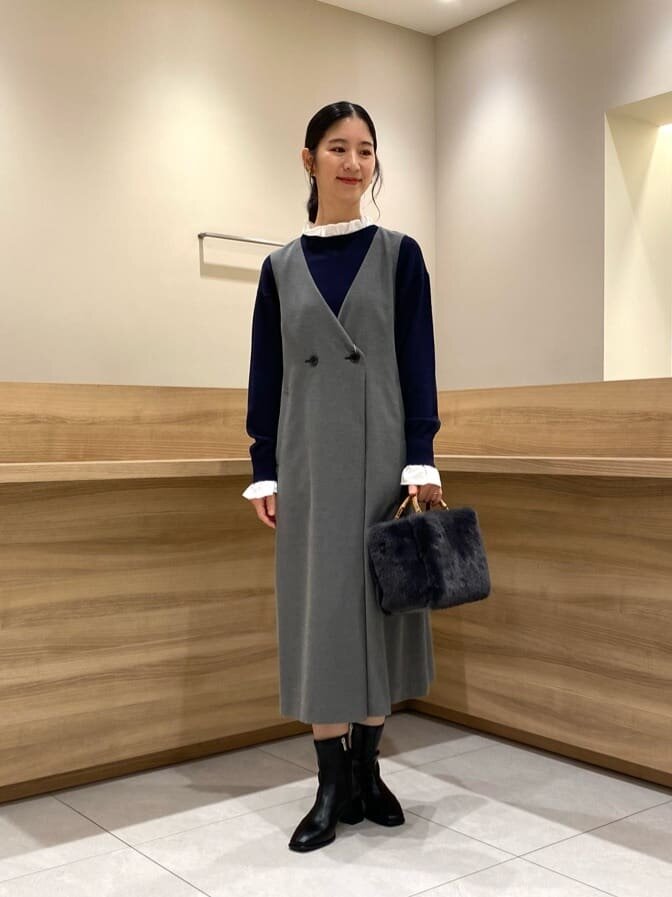 シャツとプリーツスカートを着た女性