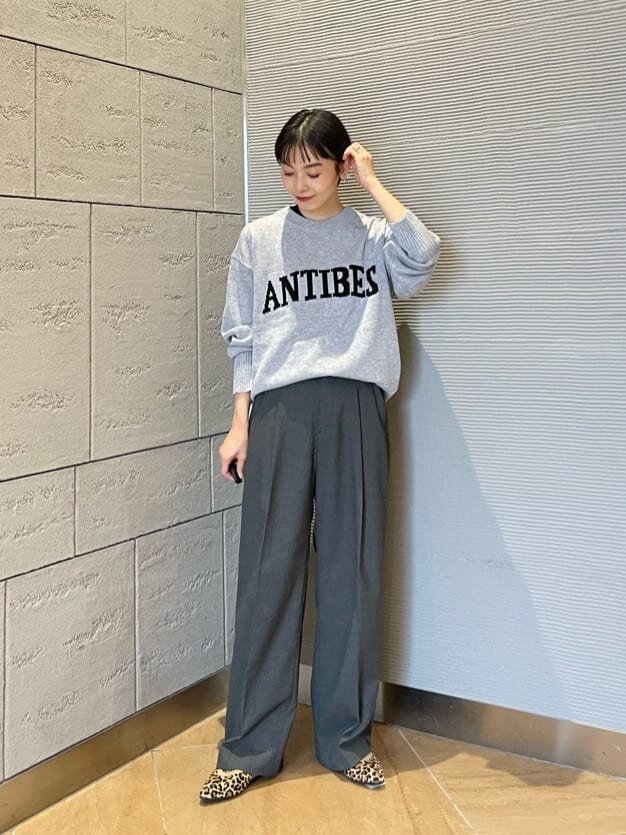 黒いベストとオリーブのパンツを着た女性