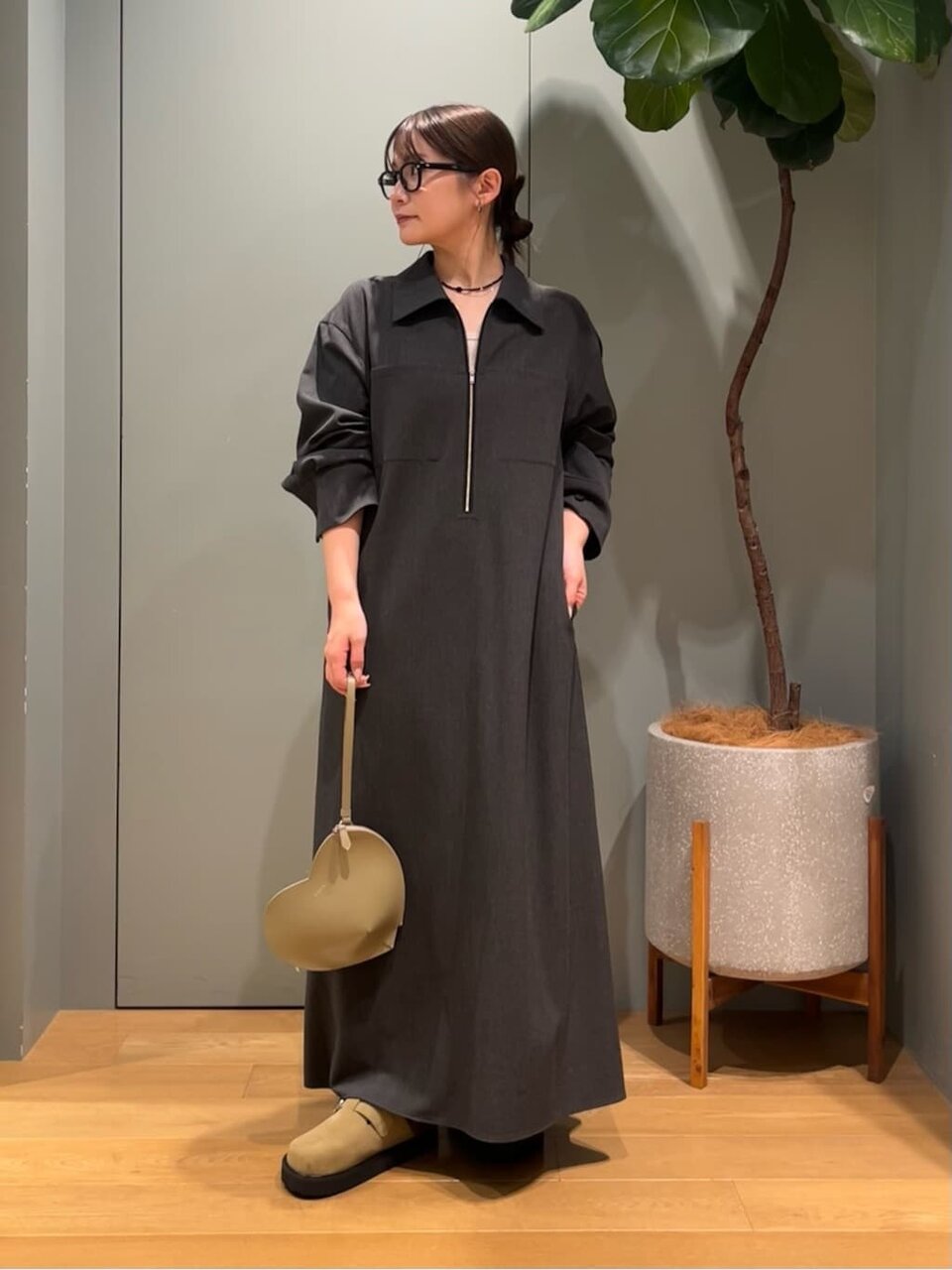 黒いベストとオリーブのパンツを着た女性