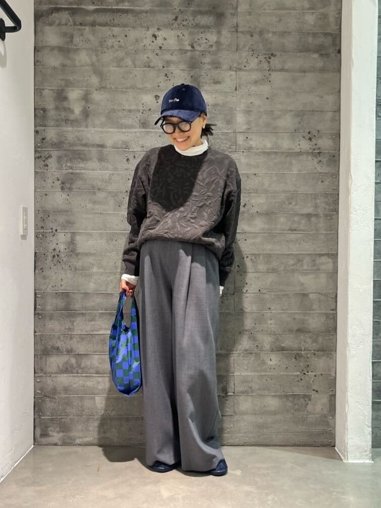 黒いベストとオリーブのパンツを着た女性