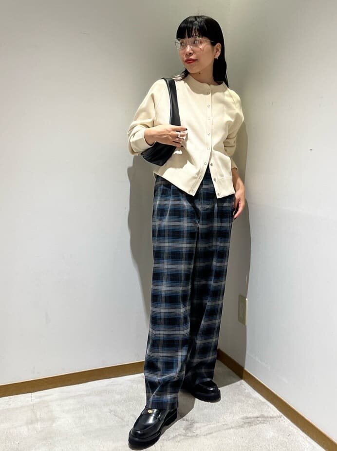 黒いベストとオリーブのパンツを着た女性