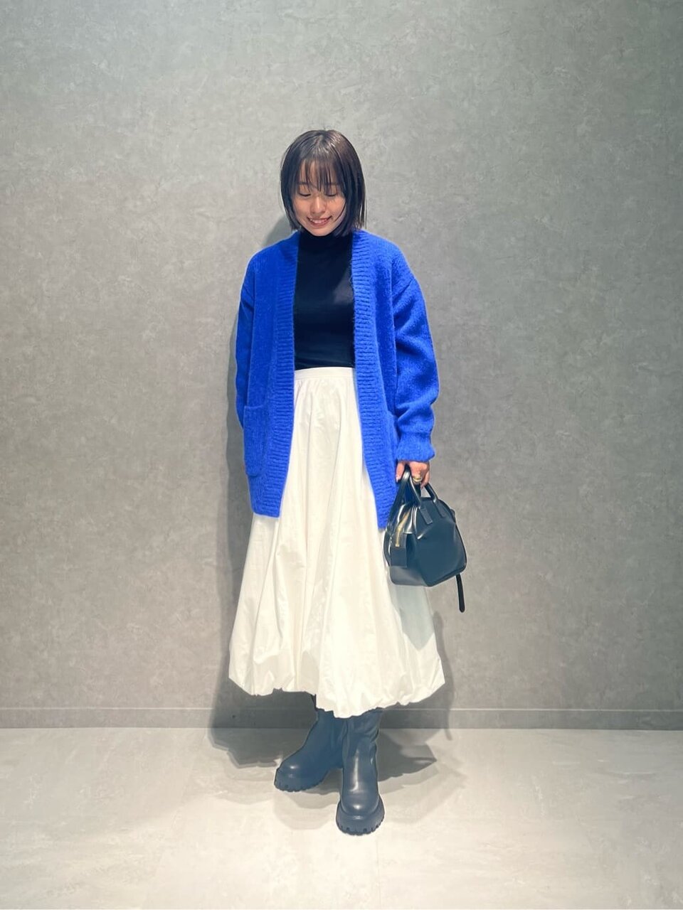 黒ニット×バルーンスカートのコーデ