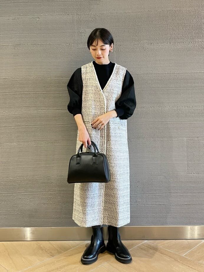 黒ニット×ワンピースのコーデ