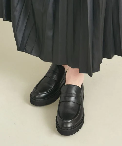 シルバーのローファー