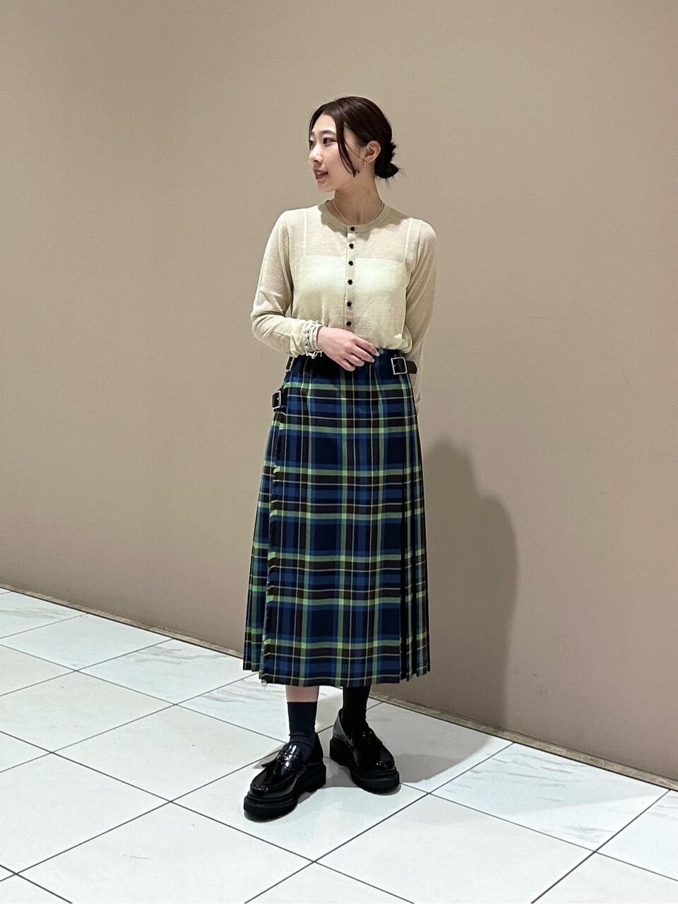 チェック柄スカート×ローファーのコーデ