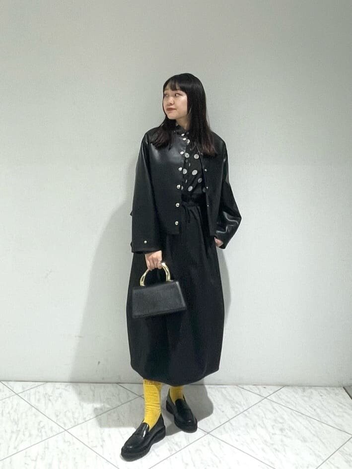 黄色のソックス×ローファーのコーデ