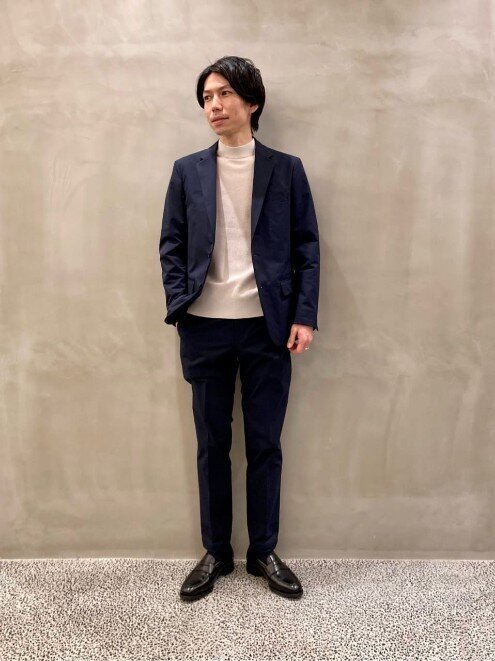 ネイビーのセットアップ×モックネックニットのコーデ