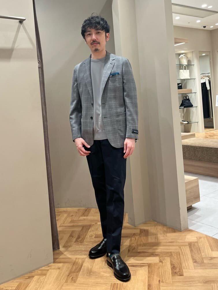 チェック柄ジャケットとニットのコーデ