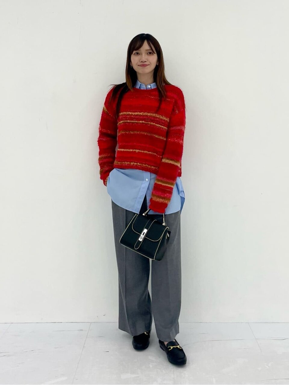 ロングシャツとショート丈ニットのコーデ