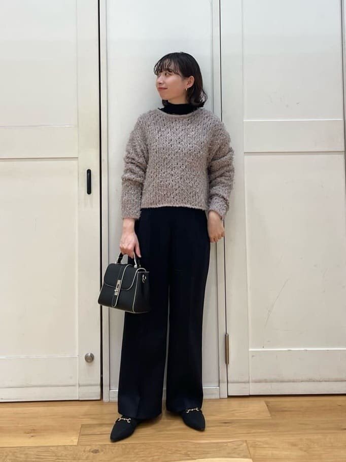 ショート丈ニットとスラックスのコーデ